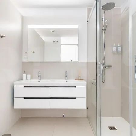 Apartment Sea View Haven With Pool, Terrace & Parking By Rems